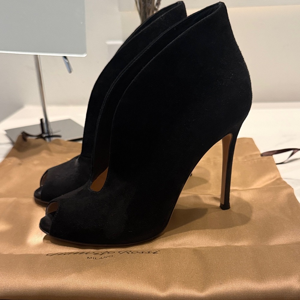 GIANVITO ROSSI SUEDE VAMP PUMPS
